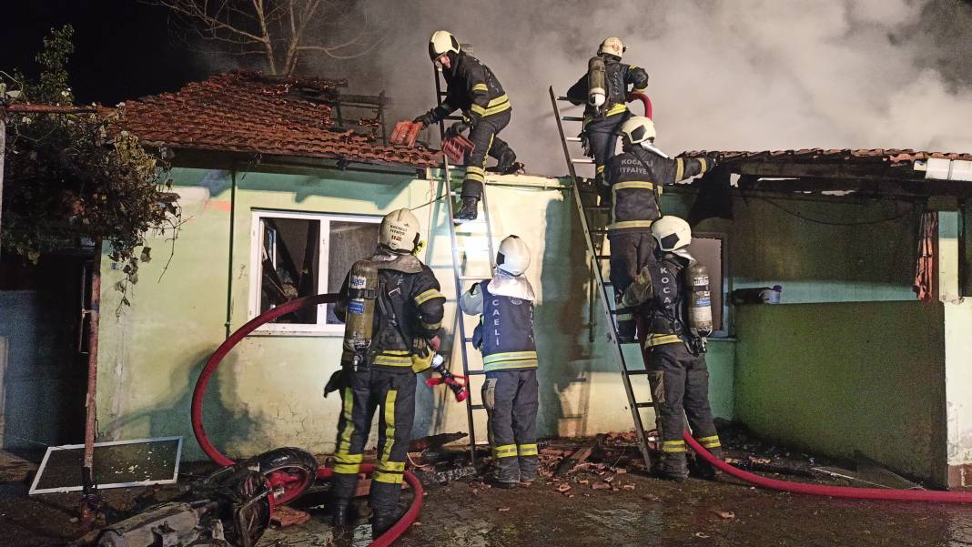 Kocaeli'de ‘pes’ dedirten olay: Alkol alıp, annesi de içerideyken evi ateşe verdi 2